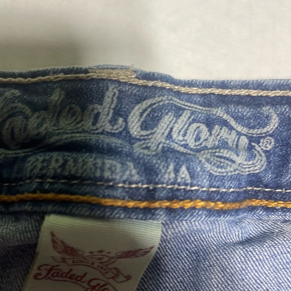 Women’s Bermuda jeans shorts in a light wash denim with a cuffed hem size 4 - Picture 3 of 8